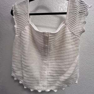 White Square Neck Crochet Cap Sleeve Button Front Crop Top
Full tilt


Super cu
